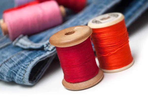 Closeup of colorful sewing thread spool bobbins on white table o — Stock Photo, Image