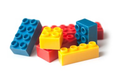 Beyaz arka plan üzerinde plastik tuğla inşaat closeup