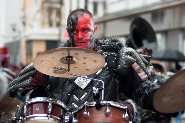 Portret van muzikant met mooie make-up in de band paraderen in de straat — Stockfoto