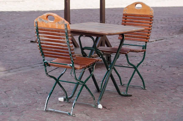 Chaises en bois sur la terrasse du restaurant — Photo