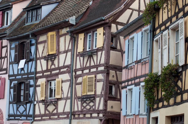 Einzelhandel mit typischer Architektur in Colmar — Stockfoto