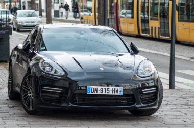  Siyah Porsche Panemera Gts kaldırıma sokakta park edilmiş