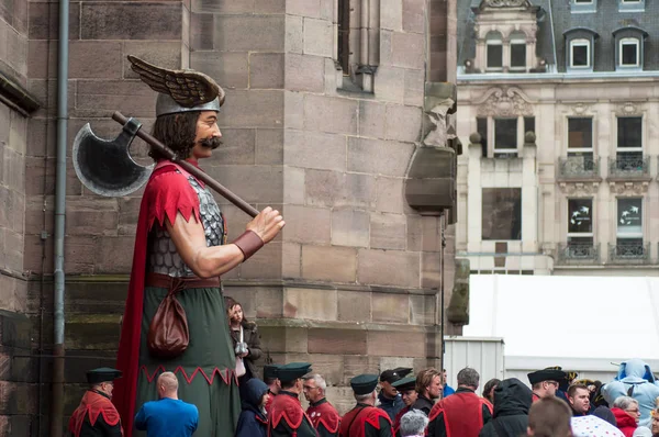 Retrato personaje gigante con traje medieval desfilando en la calle —  Fotos de Stock