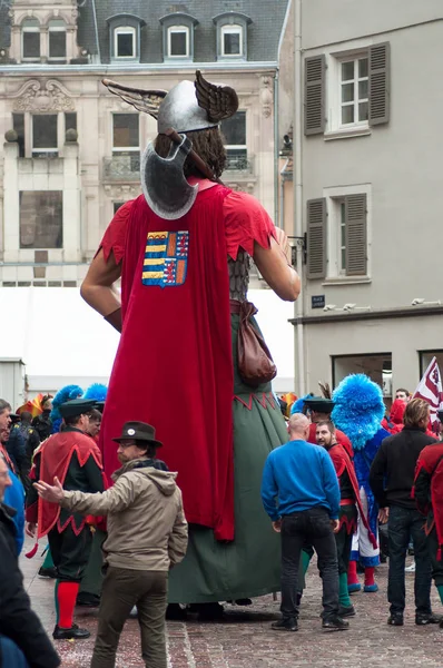 Reuze karakter met middeleeuws kostuum paraderen in de straat — Stockfoto