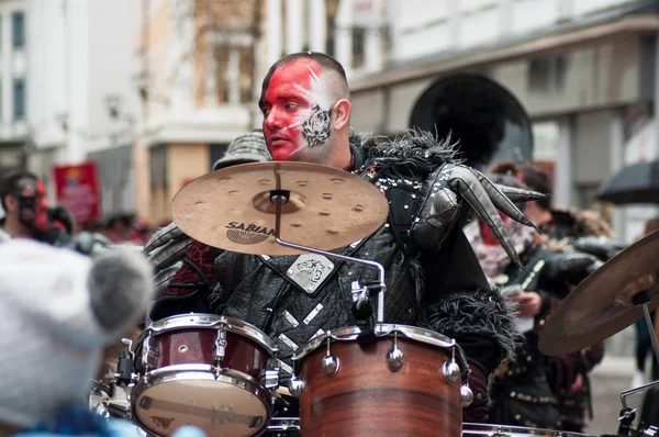 Musiker med vakker sminke i band som paraderer på gaten – stockfoto