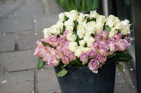 Крупный план розовых и белых роз у флориста — стоковое фото