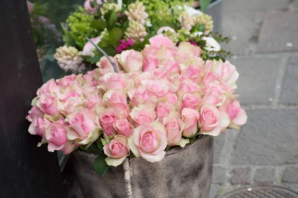 Крупный план розовых роз у флориста — стоковое фото