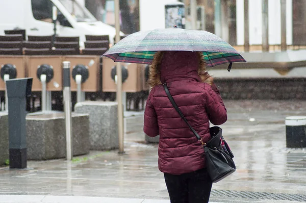 Mulher andando com guarda-chuva na rua pedonal — Fotografia de Stock