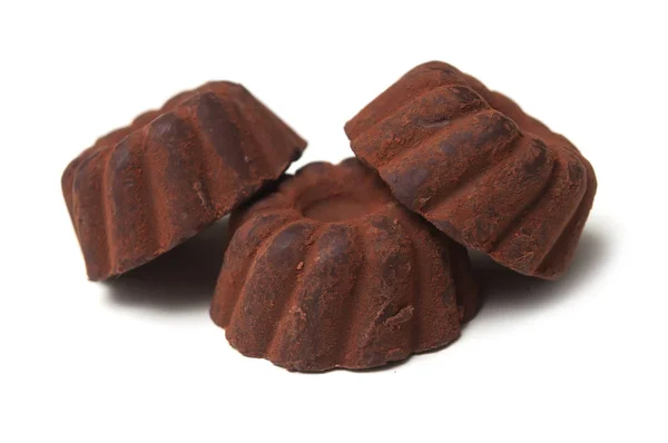 Closeup de trufas de chocolate em forma Kougelhopf na parte traseira branca — Fotografia de Stock