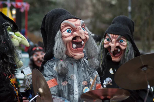 Gente tocando música con con máscara de con desfile en la calle —  Fotos de Stock