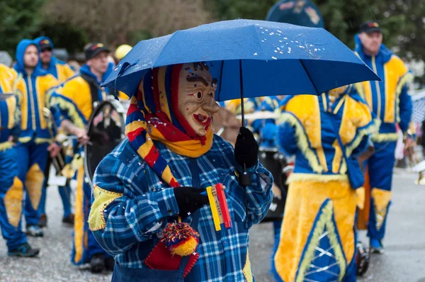 Retrato de persona enmascarada con paraguas azul desfilando en la calle —  Fotos de Stock