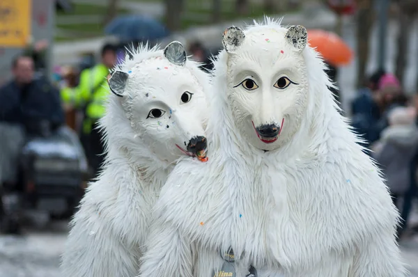 オオカミ衣装通りの行進の人々 の肖像画 — ストック写真