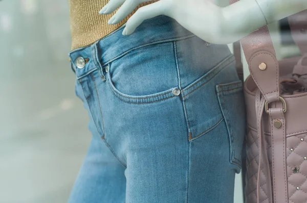 Крупный план синих джинсов на манекене в магазине мод для женщин — стоковое фото