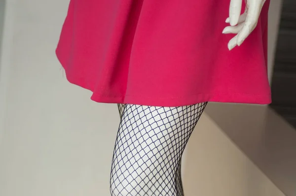 Крупный план сексуальных колготки и розовое летнее платье на ногах манекена i — стоковое фото