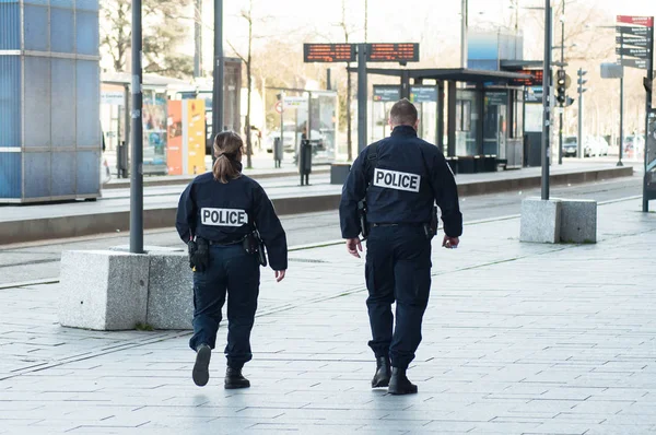 Два національних поліцейський і поліції жінка патрулювання навпроти залізничного вокзалу — стокове фото