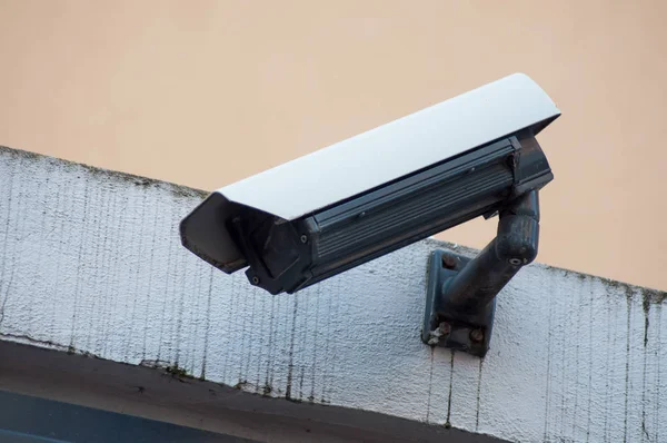 Close-up de câmera de segurança branca de segurança em fundo urbano — Fotografia de Stock