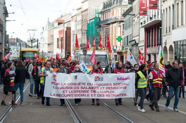 People from public service protesting with flags against the lower wages — Stock Photo, Image