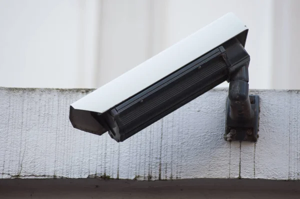 Close-up de câmera de segurança branca de segurança em fundo urbano — Fotografia de Stock