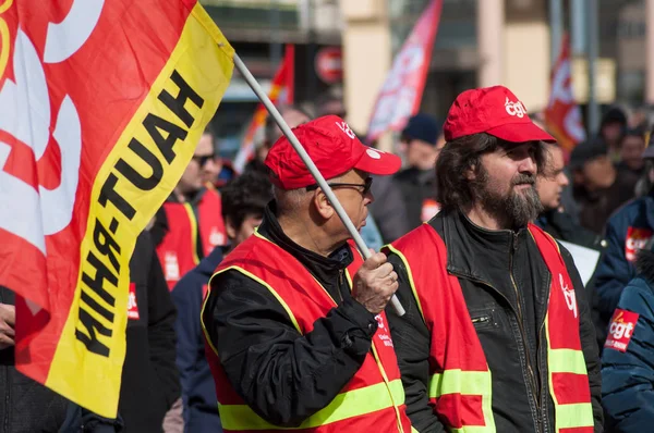 Pessoas do serviço público protestando com bandeiras contra os salários mais baixos e novas reformas do governo — Fotografia de Stock