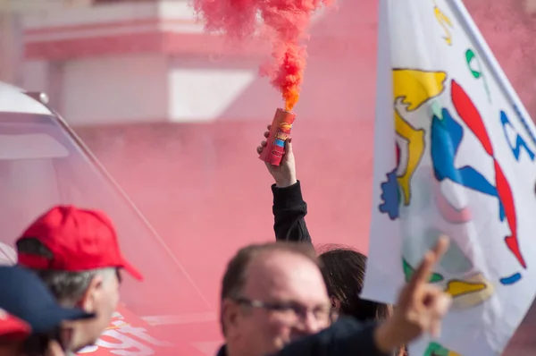 People from public service protesting with flags and smoke against the lower wages and new reforms from the government — Stock Photo, Image