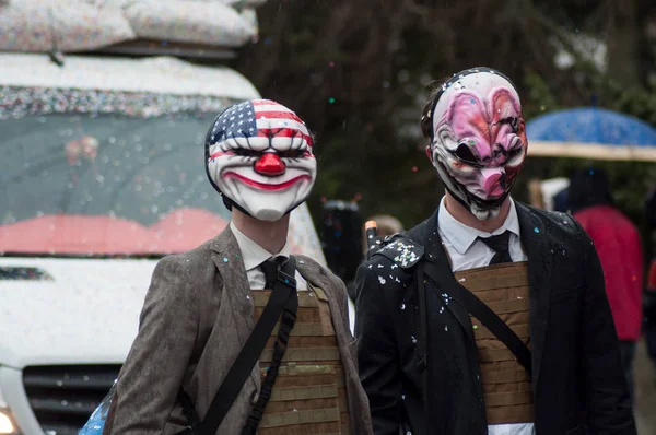 マスク、通りで行進ショットガンと仮面の人の肖像画 — ストック写真