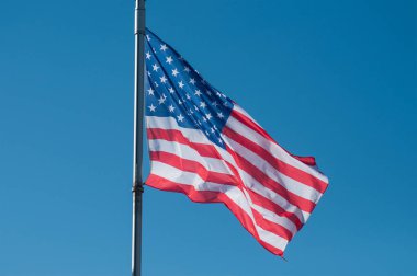 Mavi gökyüzü arka planında Amerikan bayrağına yakın plan