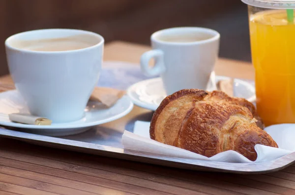 Frukost med kopp kaffe, fransk croissant och apelsinjuice — Stockfoto