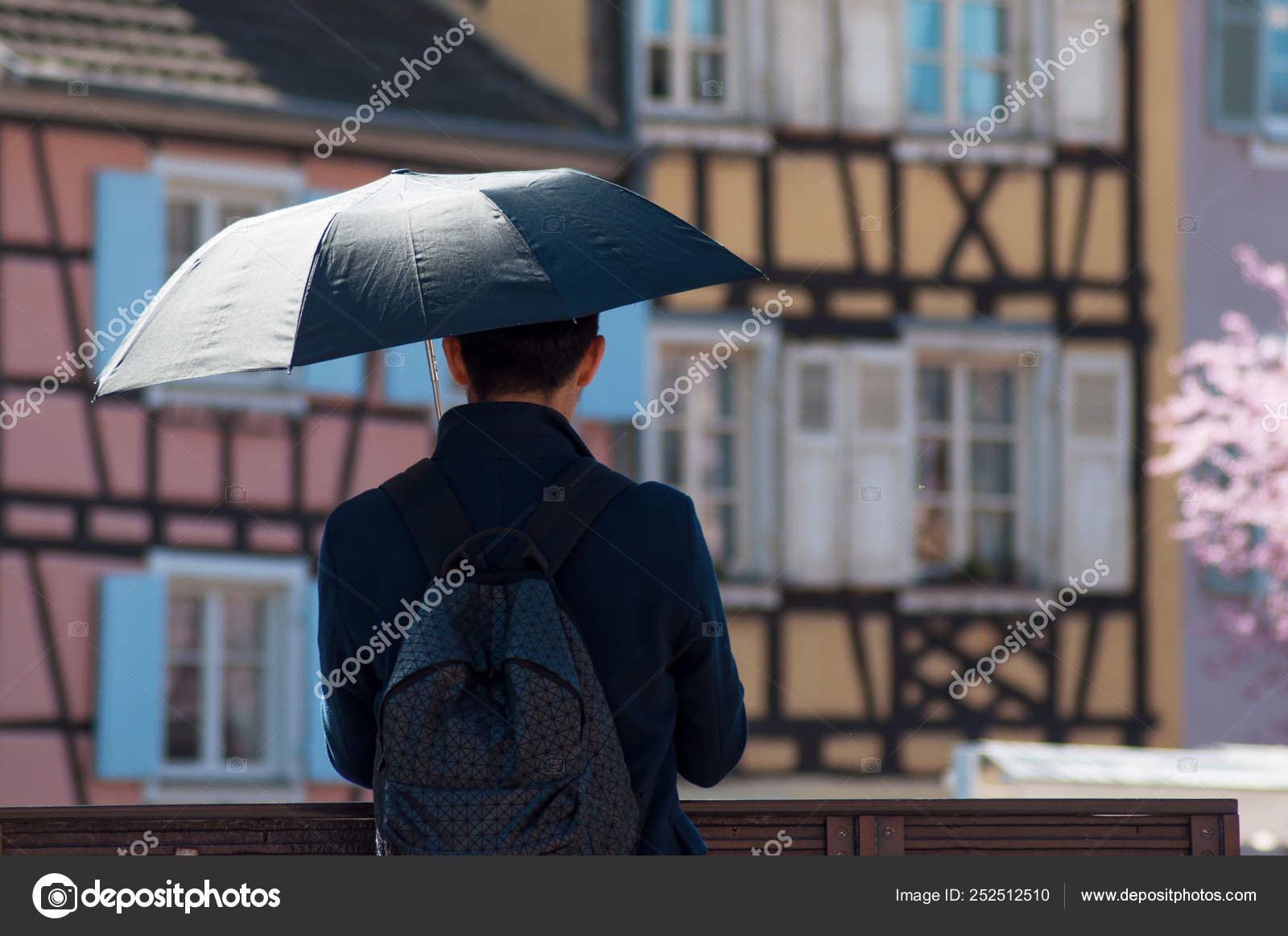 Oppressor background acidity Asiático turista com guarda-chuva tirar uma foto na ponte — Fotografia de  Stock Editorial © NeydtStock #252512510