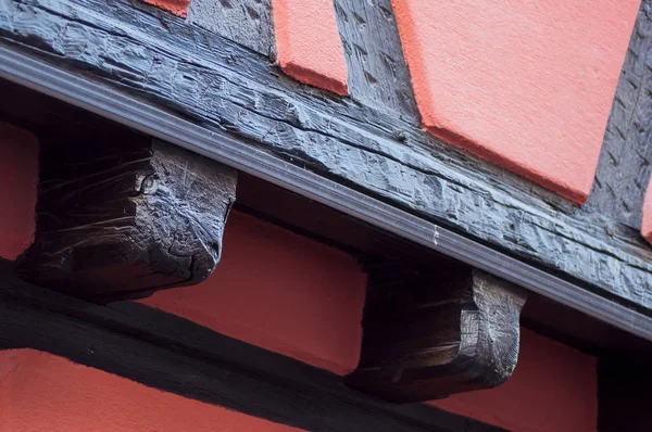 Maloobchod tradiční alsaské fasád středověké budovy — Stock fotografie