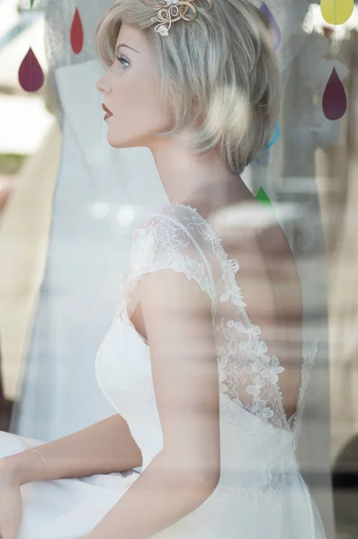 Närbild av brudklänning på skyltdockan i fashion store showroom — Stockfoto