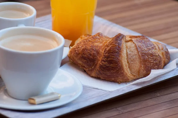 컵 커피, 프랑스 크루아상을 아침의 근접 촬영 및 — 스톡 사진