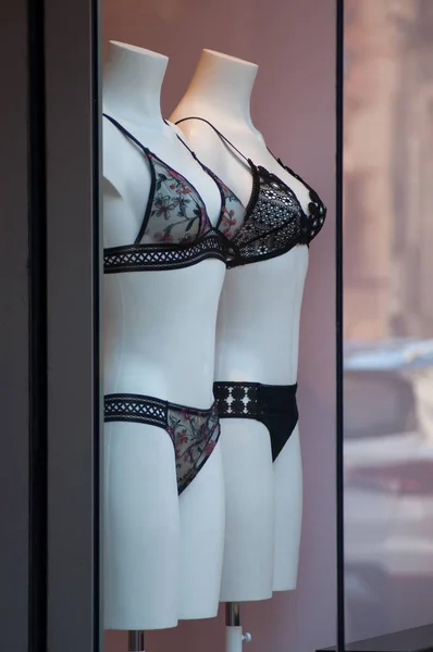 Primo piano del reggiseno nero sul manichino nello showroom del negozio di moda — Foto Stock