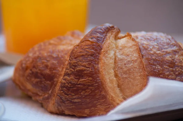 Gros plan du petit déjeuner avec croissant français et jus d'orange — Photo