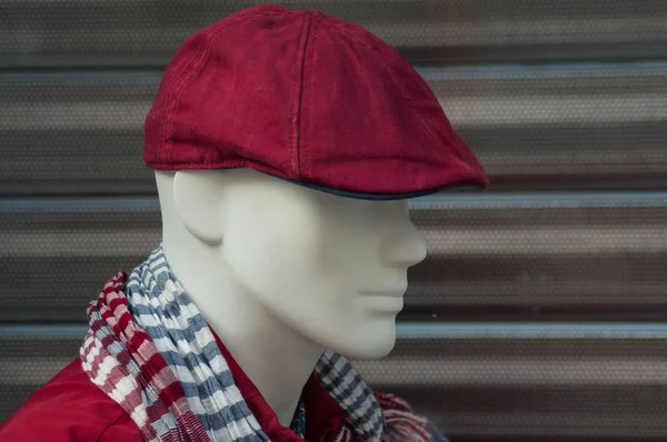 Primer plano de sombrero rojo y jersey rojo en maniquí en la tienda de moda — Foto de Stock