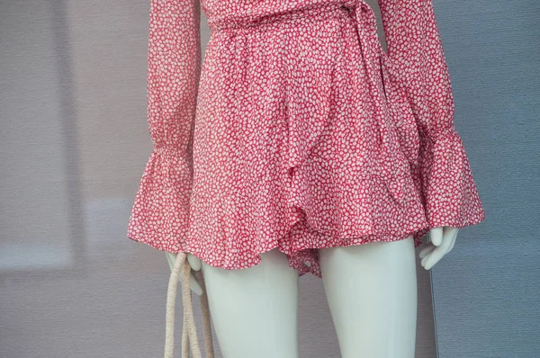 Primer plano de vestido de verano rojo en el maniquí en la tienda de moda de las mujeres —  Fotos de Stock