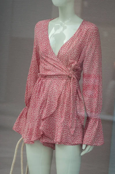 Primo piano del vestito estivo rosso sul manichino nel negozio di moda femminile — Foto Stock