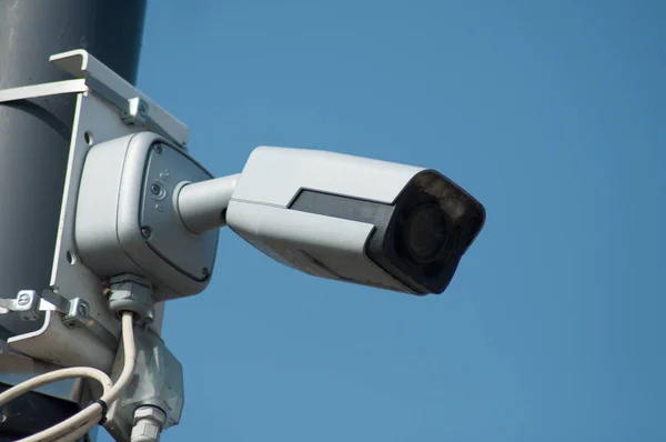 Primo piano della telecamera di sicurezza su sfondo cielo blu — Foto Stock