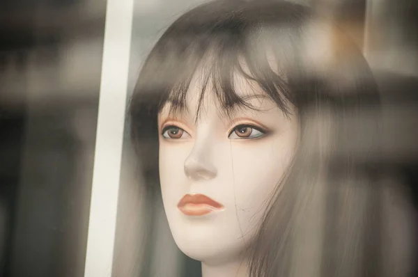 Primer plano de peluca negra en maniquí en la sala de exposición de la tienda de moda — Foto de Stock