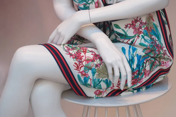 Primer plano del vestido de verano en el maniquí en la tienda de moda sala de exposición — Foto de Stock