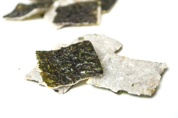 Primo piano di chip di alghe a forma di quadrato su sfondo bianco — Foto Stock