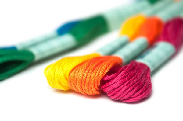 Primo piano di fili di cotone colorati su sfondo bianco — Foto Stock