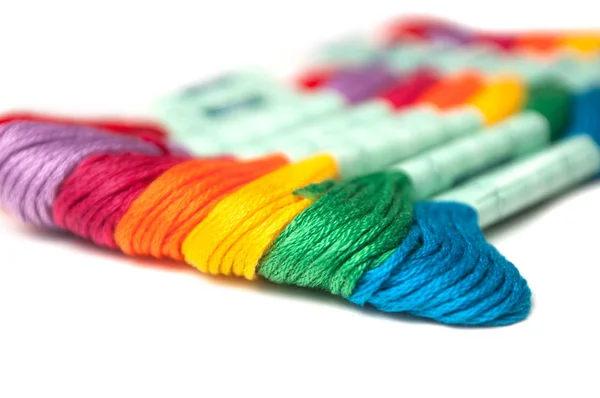 Primer plano de hilos de algodón de colores sobre fondo blanco — Foto de Stock