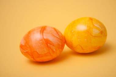 Dekoratif boyalı Paskalya yumurtaları Sarı zemin üzerine closeup 