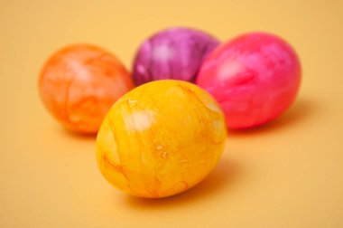 Dekoratif boyalı Paskalya yumurtaları Sarı zemin üzerine closeup 