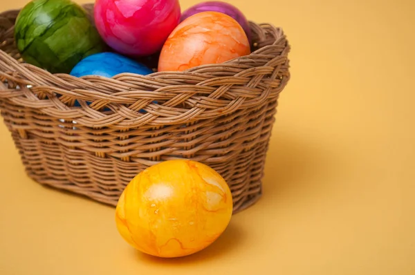 Primer plano de huevos de Pascua pintados decorativos en la cesta de madera en el ye —  Fotos de Stock