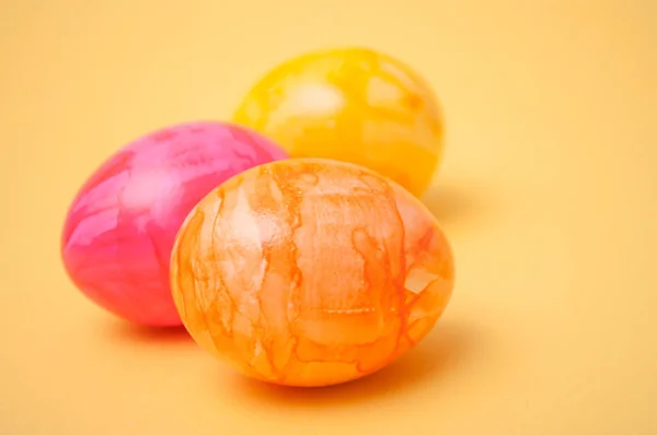 Gros plan d'oeufs de Pâques peints décoratifs sur fond jaune Photo De Stock