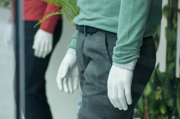 Closeup του το πράσινο και το κόκκινο πουλόβερ για μανεκέν στη μόδα κατάστημα — Φωτογραφία Αρχείου