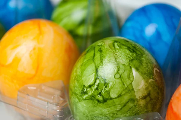 Gros plan d'oeufs de Pâques peints décoratifs dans une boîte en plastique — Photo