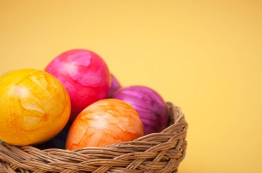 Dekoratif boyalı Paskalya yumurtaları ahşap sepet içinde closeup