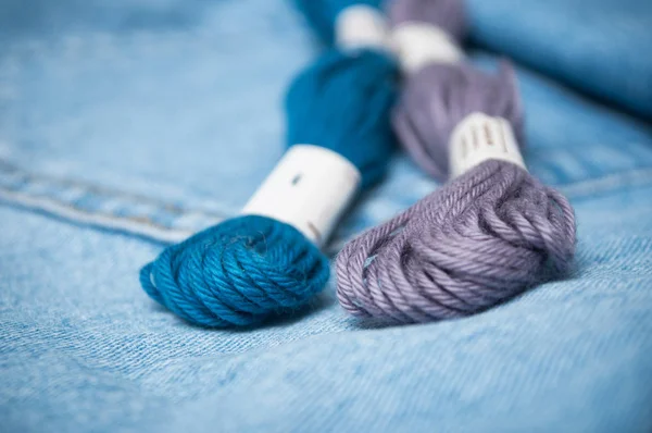 Primer plano de hilos de algodón azul sobre fondo vaquero azul — Foto de Stock